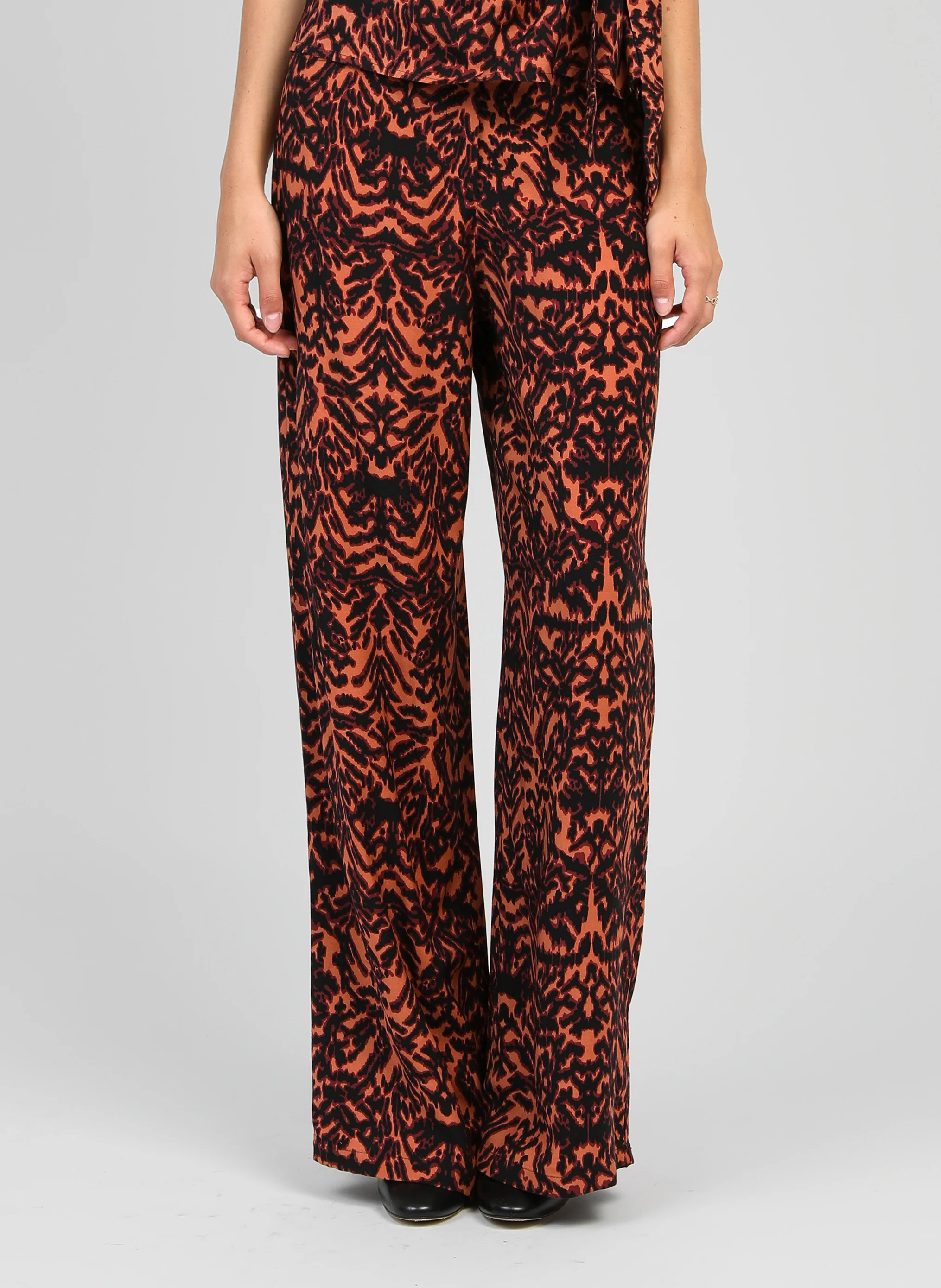 PANTALON PHLORA graphie bordeaux - Image 3
